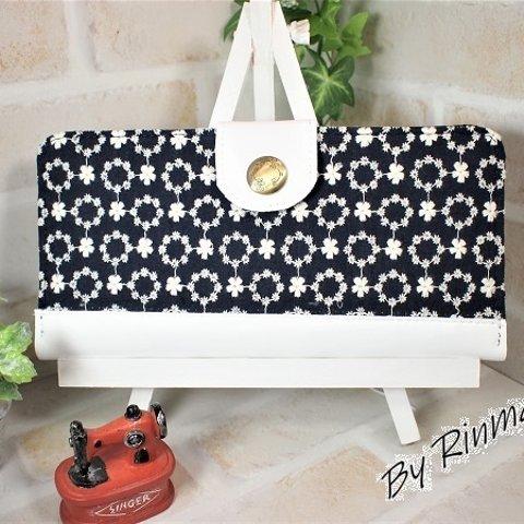 刺繡の小花とフェイクレザーの二つ折長財布